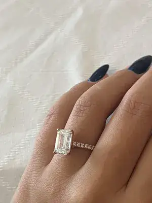 טבעת אירוסין, יהלום מעבדה בחיתוך אמרלד