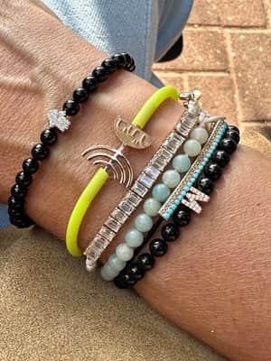 צמיד חרוזים עם אות או לב או כוכב או חמסה משובצים יהלומים