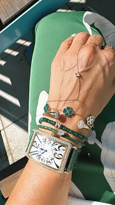 צמיד חרוזי אמרלד טבעי עם אות משובצת וסגירת מקרמה